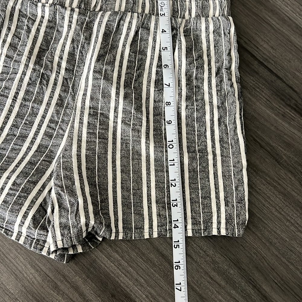Wild Fable Size Medium Gray and Shite Striped Mini Shorts Elastic Waist - Picture 4 of 6